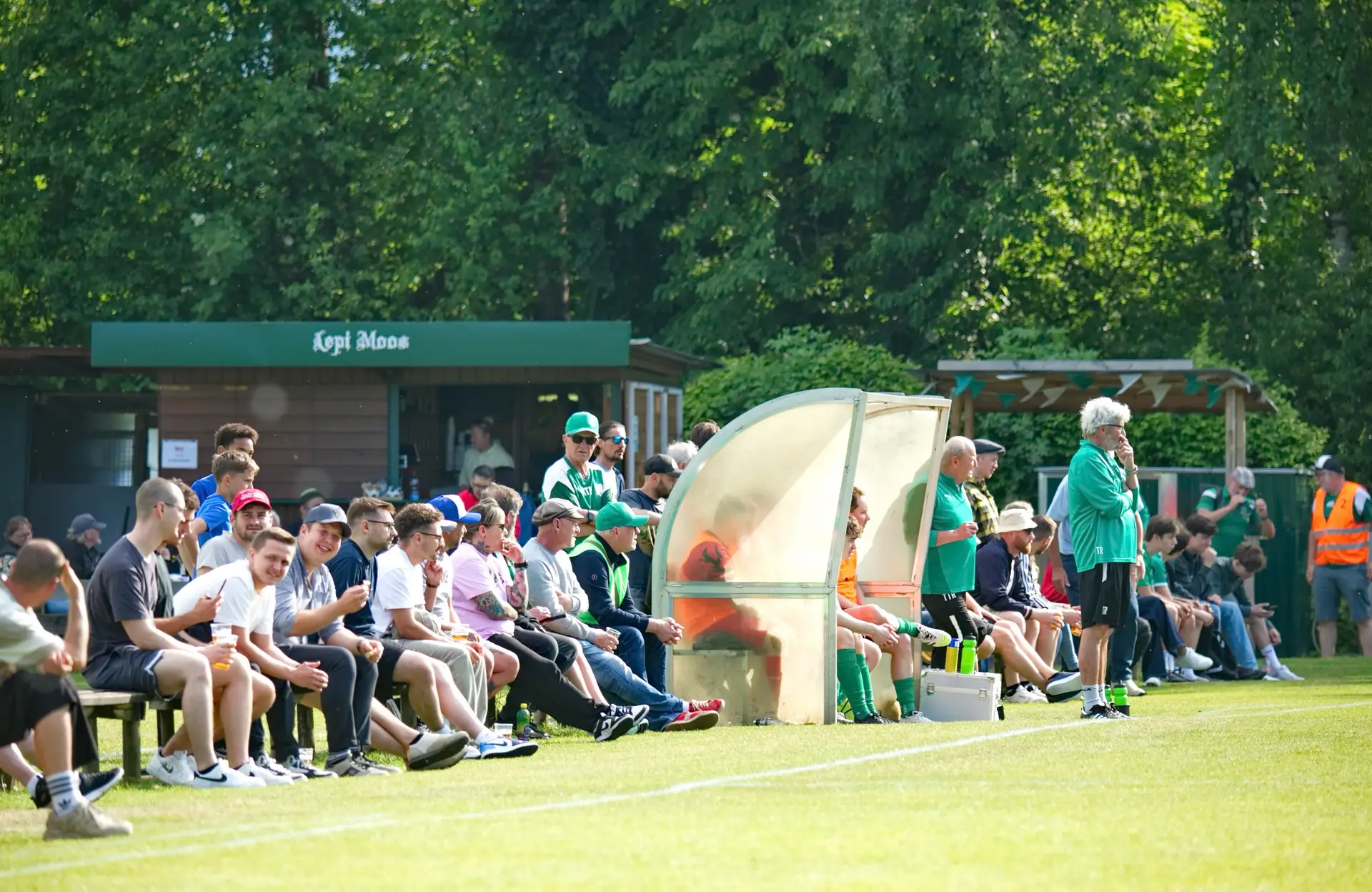 Volle Tribüne am Sportplatz Leopoldskron